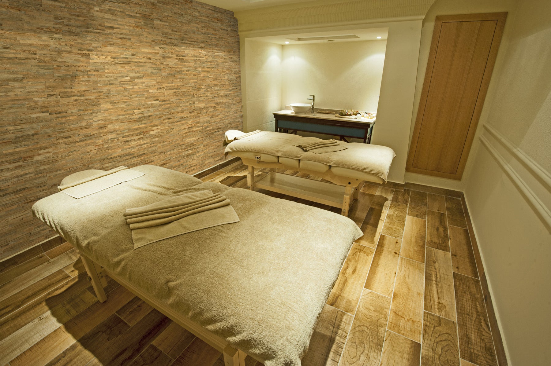 ALM S reclaimed wood wall cladding used as a decorative interior wall