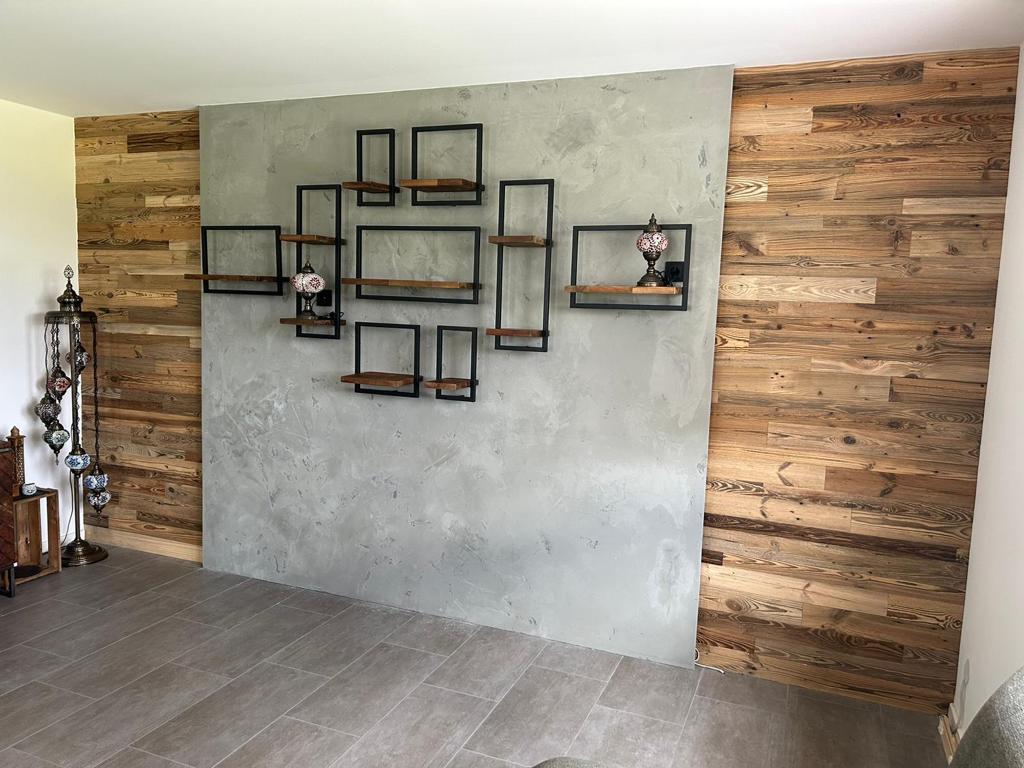 76 cm brown reclaimed wood wall panels with natural aged finish