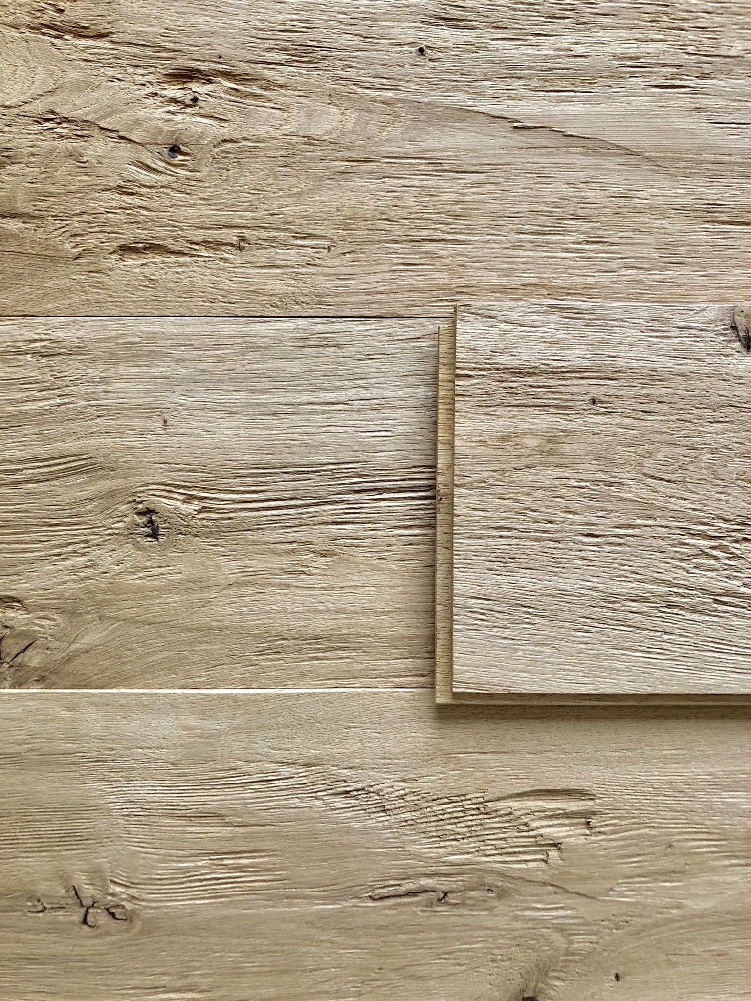 Oak wall cladding with textured hewn and brushed surface