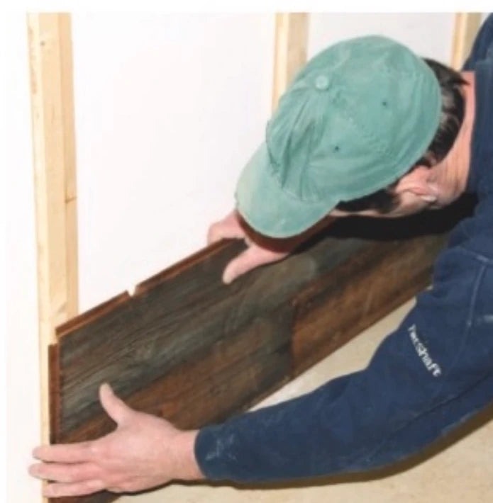 Montage von Holzlatten für eine Nut-und-Feder-Wandverkleidung