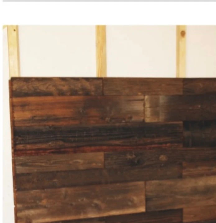 Dehnungsfuge am Rand einer Nut-und-Feder-Wandverkleidung aus Holz
