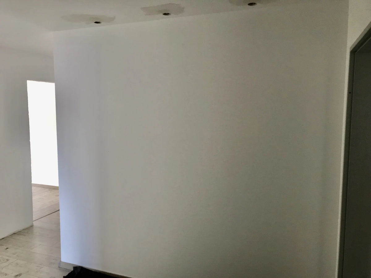 Vario Altholz-Wandpaneele auf vorbereiteter Wand vor der Montage