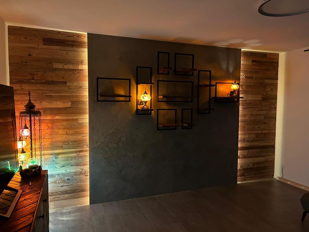 Warm interior wall design with Vario Brown reclaimed wood