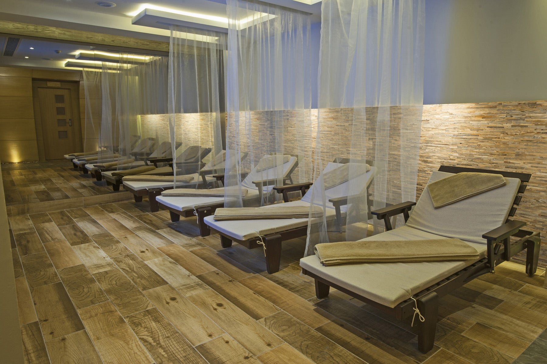 Reclaimed wood wall cladding for homes hotels and restaurants
